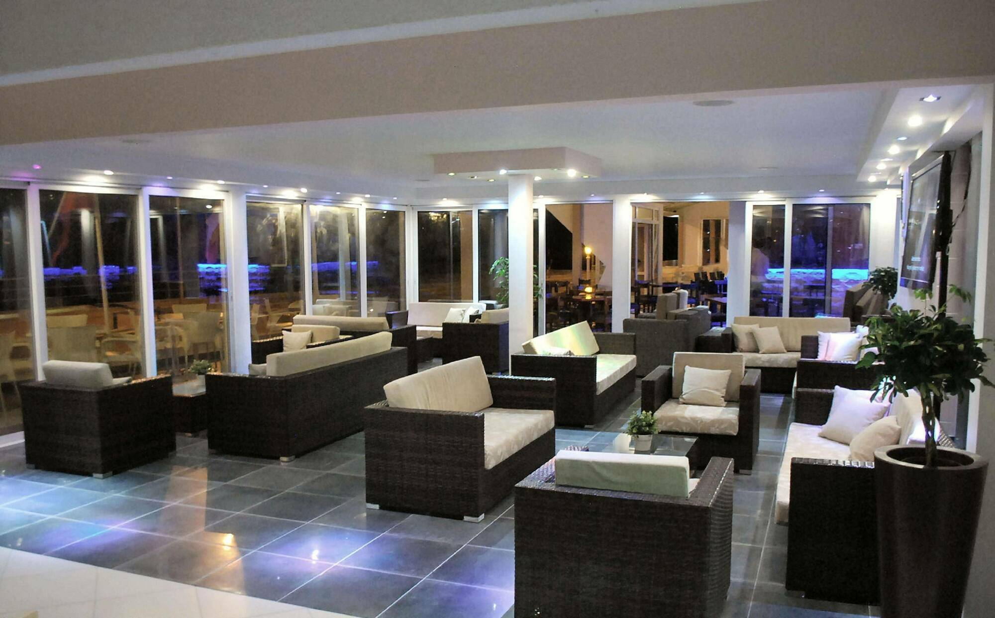 Mackenzie Beach Hotel Ларнака Экстерьер фото